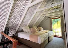 Cozy Camps Bay House with mountain and sea view 2