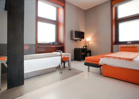 Orange Hotel 4
