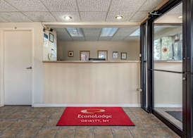 Econo Lodge Dewitt I-90 4