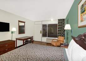 Travelodge by Wyndham Fort Myers North 5
