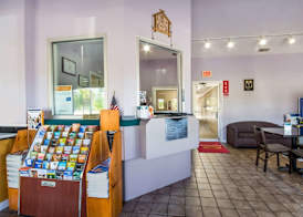 Econo Lodge Little Creek 2