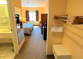 Super 8 by Wyndham Topeka at Forbes Landing 4