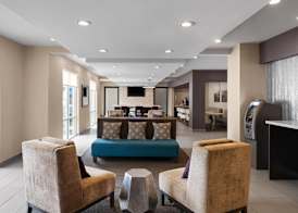 La Quinta Inn & Suites by Wyndham Fayetteville 3