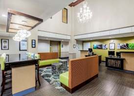 La Quinta Inn & Suites by Wyndham Pasadena 3