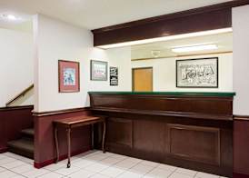 Super 8 by Wyndham New Hampton 2