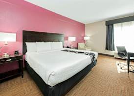 La Quinta Inn & Suites by Wyndham Winnie 4