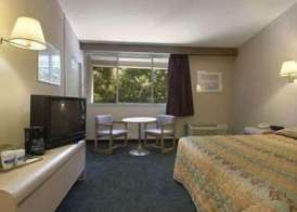 Knights Inn Liberty 3