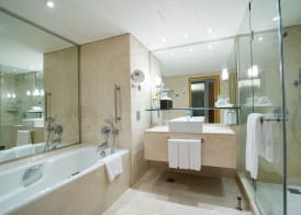 Holiday Inn BANGKOK SILOM by IHG 4