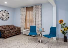 Days Inn & Suites by Wyndham Sellersburg 3
