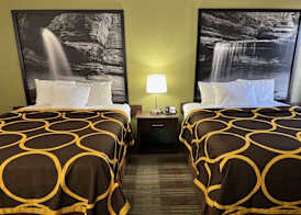Super 8 by Wyndham Lincoln 4