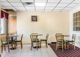 Econo Lodge Airport 3