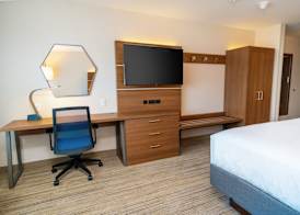 Holiday Inn Express & Suites LAS VEGAS - E TROPICANA by IHG 3