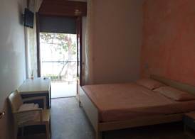 Room-spacious Triple Room a Stones Throw 3