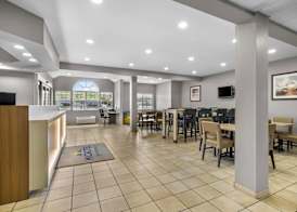 Microtel Inn & Suites by Wyndham Prairie du Chien 2