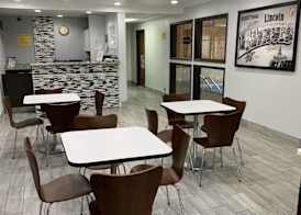 Super 8 by Wyndham Lincoln 2