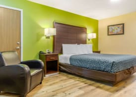 Econo Lodge West - Coors Blvd 4