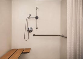 Country Inn & Suites by Radisson, Dubuque, IA 4