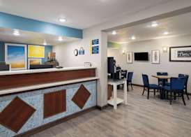 Days Inn & Suites by Wyndham Kokomo 2