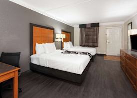 Super 8 by Wyndham The Woodlands North 5