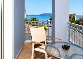 Oeve Apartment - A Colourful Loft in Kefalonia 2