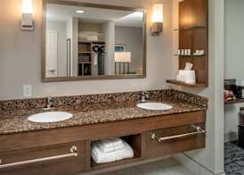 Delta Hotels by Marriott Huntington Mall 5