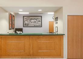 Super 8 by Wyndham Huntington 2