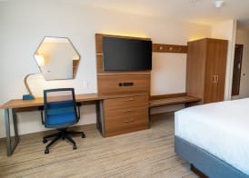 Holiday Inn Express & Suites LAS VEGAS - E TROPICANA by IHG 3