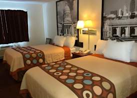 Super 8 by Wyndham Riverside/Kansas City 3