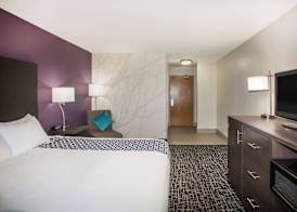 La Quinta Inn & Suits by Wyndham Pontoon Beach IL 5