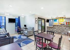 Days Inn & Suites by Wyndham Braunig Lake 2