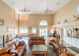 Days Inn & Suites by Wyndham Beeville 3