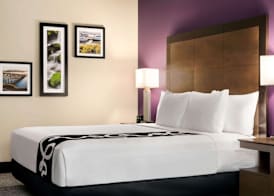 La Quinta Inn & Suites by Wyndham Burlington 5