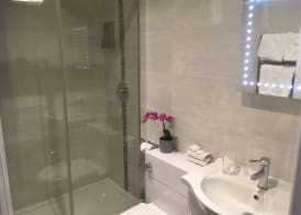 Trumbles Gatwick B&B, Peaceful Stay with Parking & Easy Airport Access 4