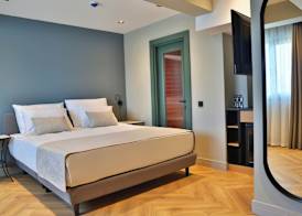 İn The Middle Hotel 3