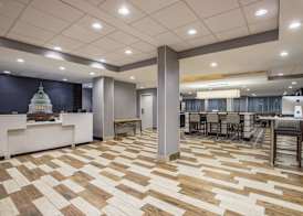 La Quinta Inn & Suites by Wyndham DC Metro Capital Beltway 2