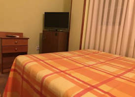 Hotel Los Leones, el más cercano a Warner 5