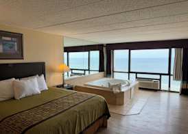 Aquarius Oceanfront Hotel 5
