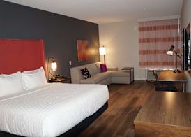 La Quinta Inn & Suites by Wyndham Lewisville 5