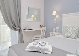 Roman Holiday Charming 3