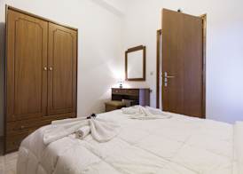 Agarathos Rooms & Pool Kaliviani -On the road to Balos 4