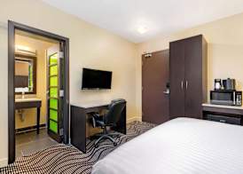 La Quinta by Wyndham Oshawa 5