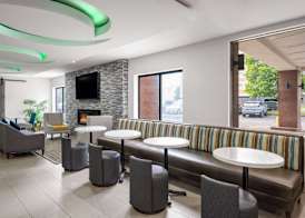 La Quinta Inn by Wyndham Indianapolis Airport Executive Dr 4