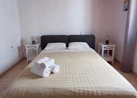 Manos Rooms 4