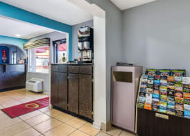 Econo Lodge Inn & Suites Virginia Beach - Norfolk 2
