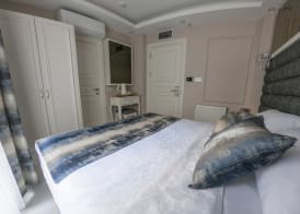 Crowned Hotel 4
