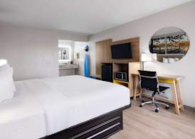 Days Inn by Wyndham Montgomery I-85 3