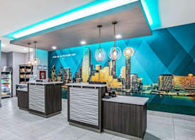 La Quinta Inn & Suites by Wyndham DFW Airport West-Glade 4