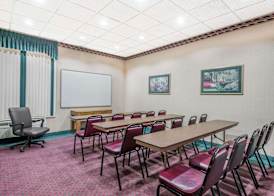 Super 8 by Wyndham Elyria 4