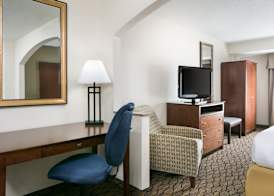 Holiday Inn Express & Suites CLINTON by IHG 3