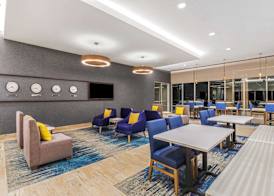 La Quinta Inn & Suites by Wyndham Kansas City Beacon Hill 2